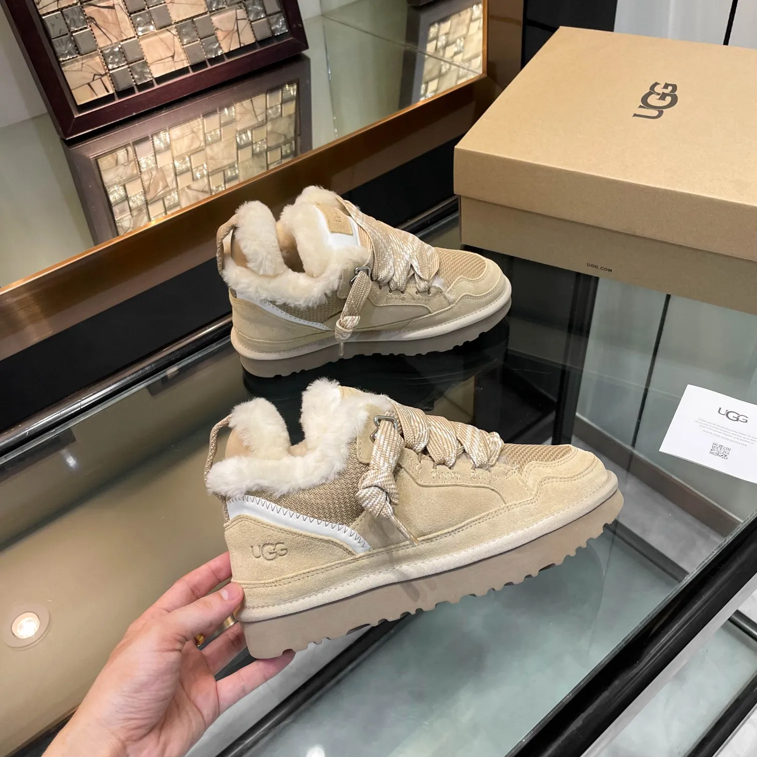 Men's men's shoes pP580! UGG~25vs popular platform thick-soled casual shoes series... [Round-toe thick-soled casual shoes] A shoe that does not clash with shirts, simple partition design ➕ spotted outsole, silk curls on the upper, a must-have for autumn and winter, can be worn with any pants or skirt, very comfortable and beautiful on the feet... ❶Material: Original customized cow ➕Breathable mesh ❷Inner lining: Original customized wool ❸ Foot pads: Original customized sheepskin ❹Outsole: Original molded wear-resistant velvet foam outsole ❺Number of codes: 35-41 ❻Packaging: Original full set of packaging ☀Color: Official website updated simultaneously